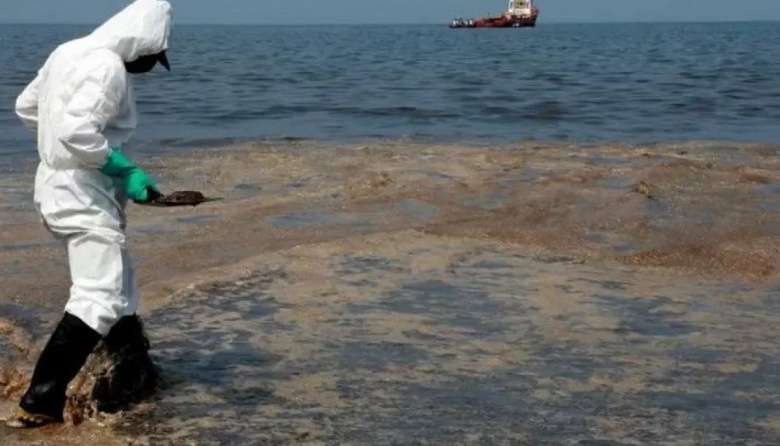 Detectaron un posible derrame de petróleo en TDF: investigan a dos buques extranjeros que navegaban por la zona